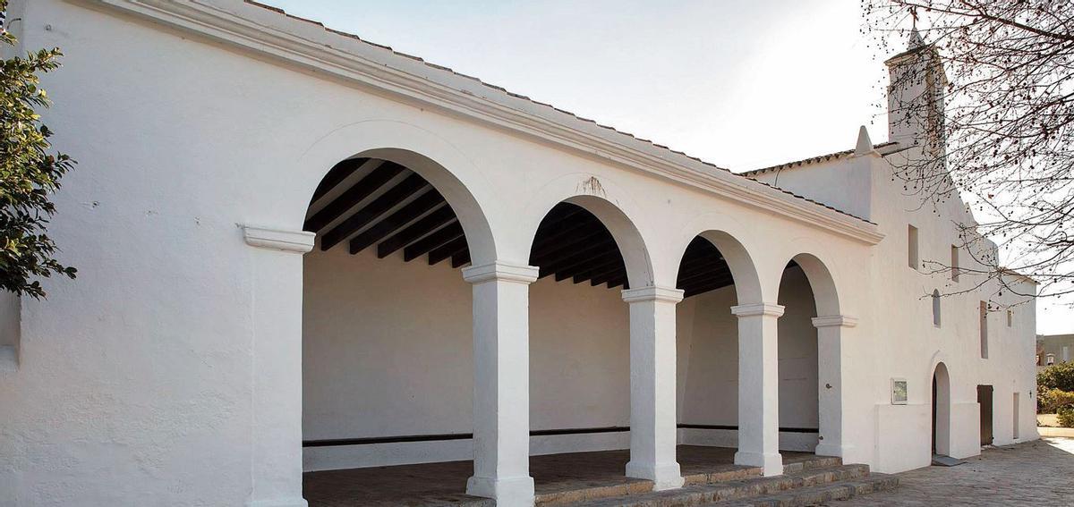 Fachada de la iglesia de Jesús. Uno de los elementos más vistosos de la iglesia de Jesús es su porche anexo o ‘porxo’, como es conocido en la isla.