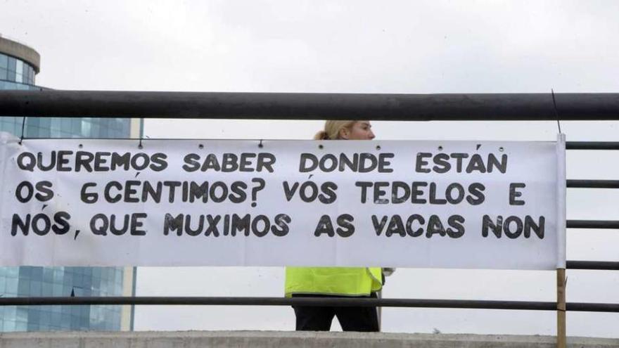 Pancarta colocada en uno de los centros comerciales bloqueados en A Coruña.