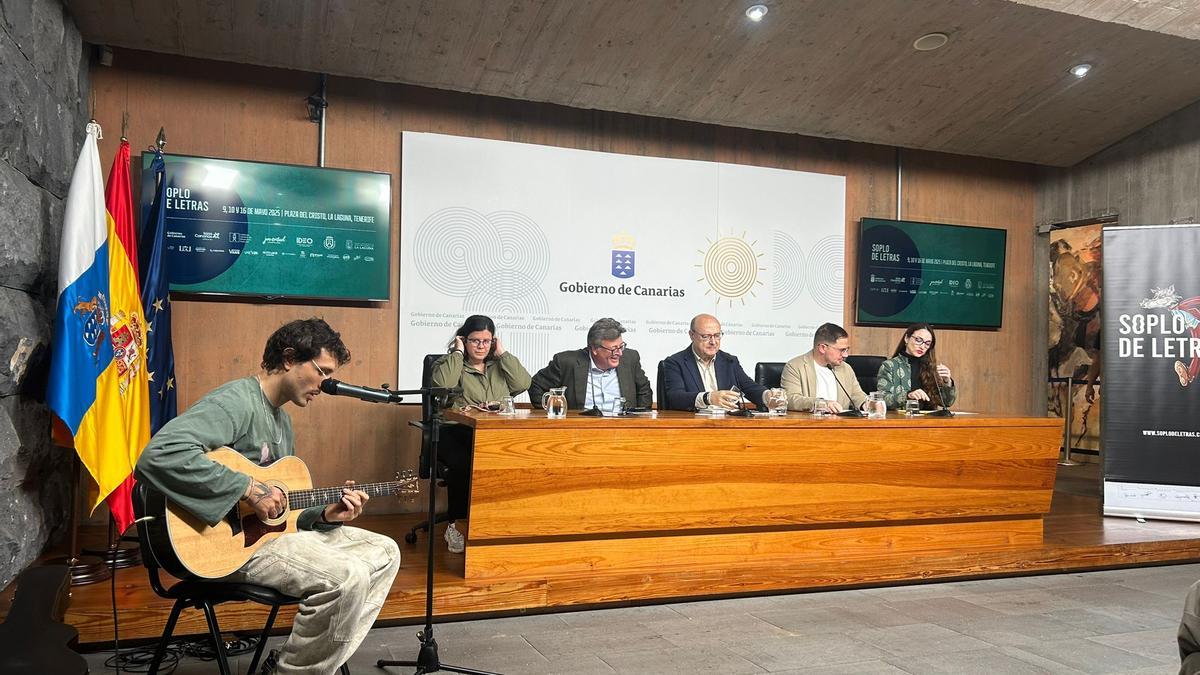 Cardellino actúa en la presentación de Soplo de Letras