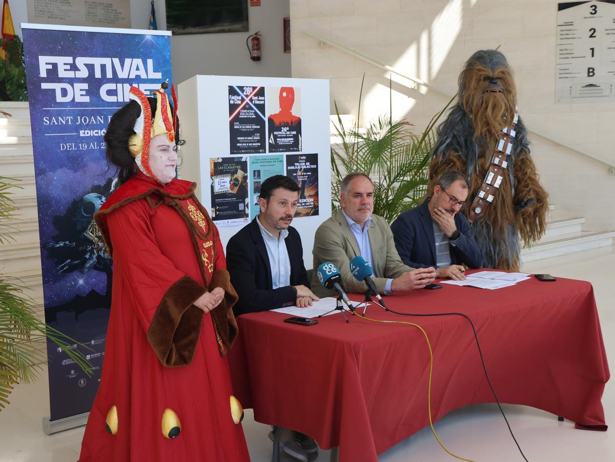 Dos personajes de "Star Wars" flanquen la rueda de prensa del Festival de Cine de Sant Joan