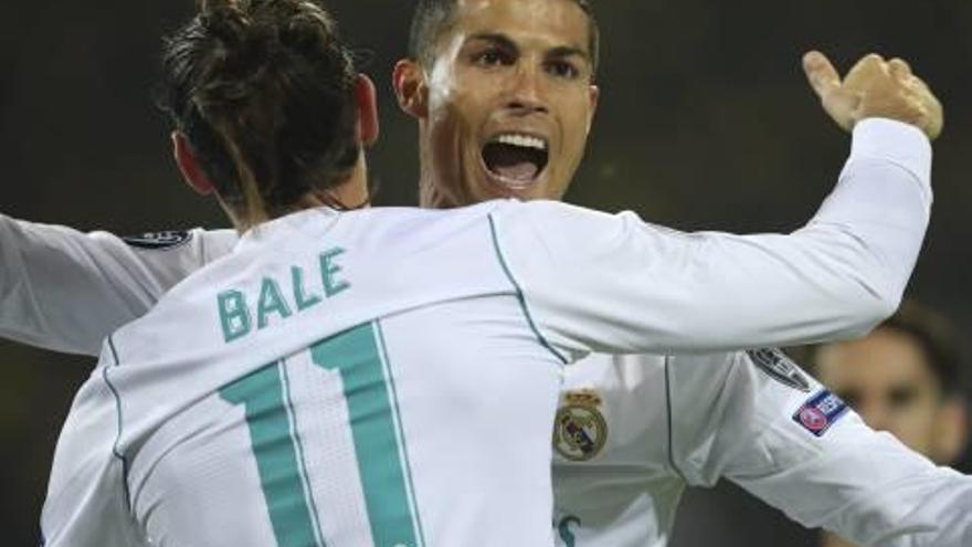 Cristiano Ronaldo y Bale celebran el segundo gol del Real Madrid, anoche en Dortmund.