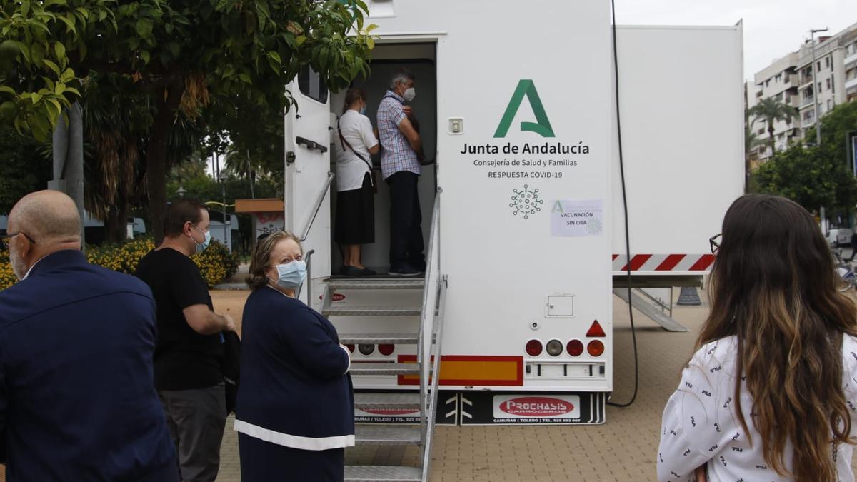 Cordobeses que han acudido este lunes a vacunarse frente al covid en el Paseo de la Victoria.