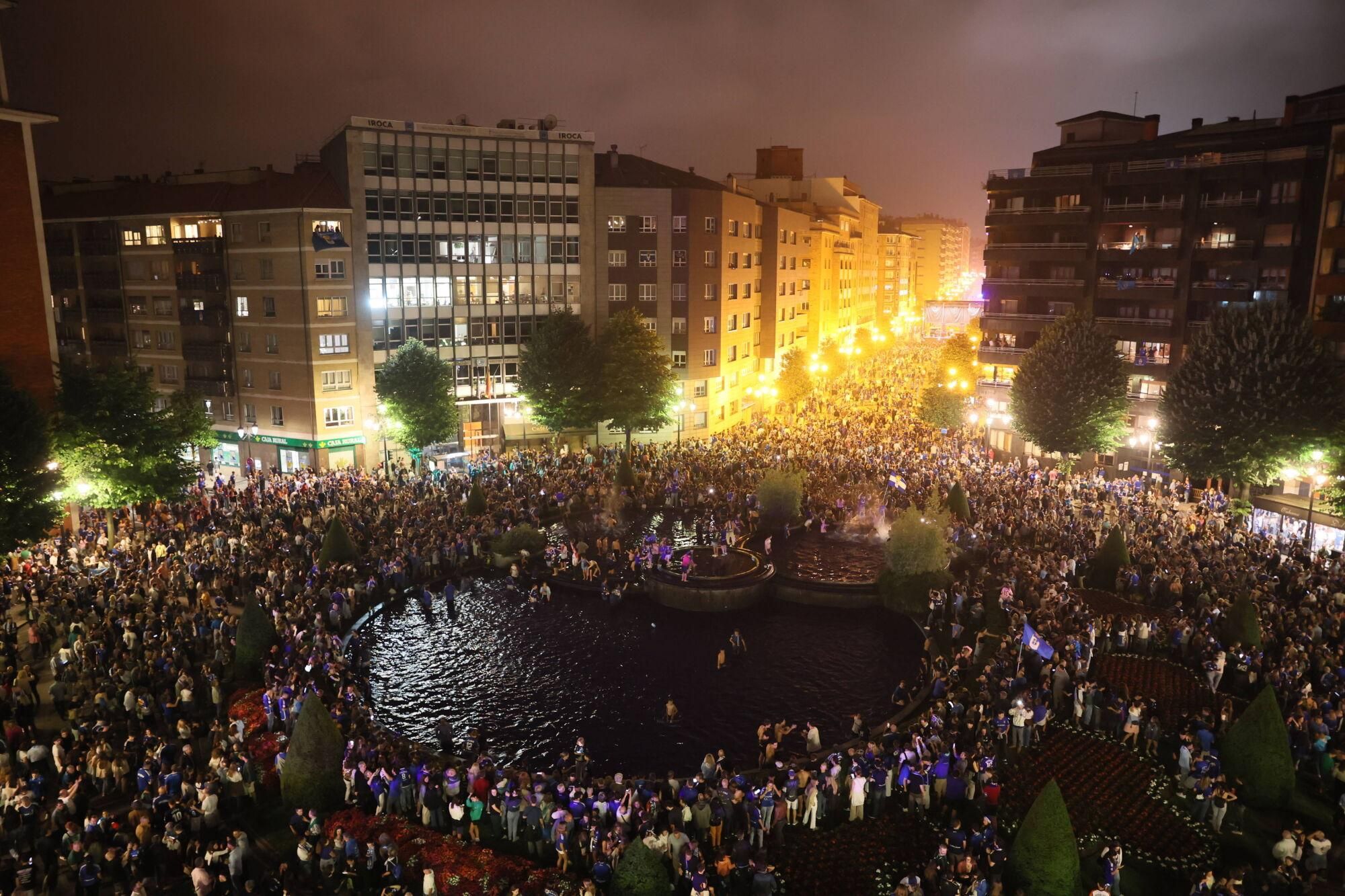 El ascenso del Oviedo llena las calles de la ciudad para celebrar su vuelta a Primera 24 años después