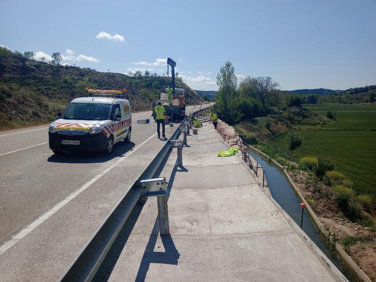 Varios operarios trabajan en el hormigonado de unas cunetas.