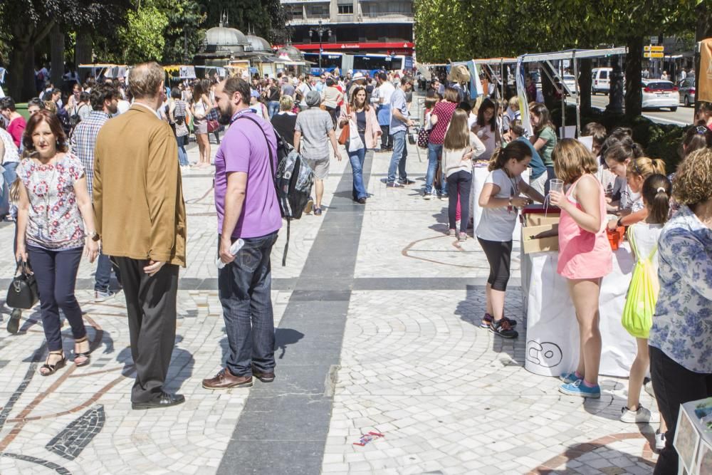 Mercadillo de escolares en el Paseo de Los Álamos