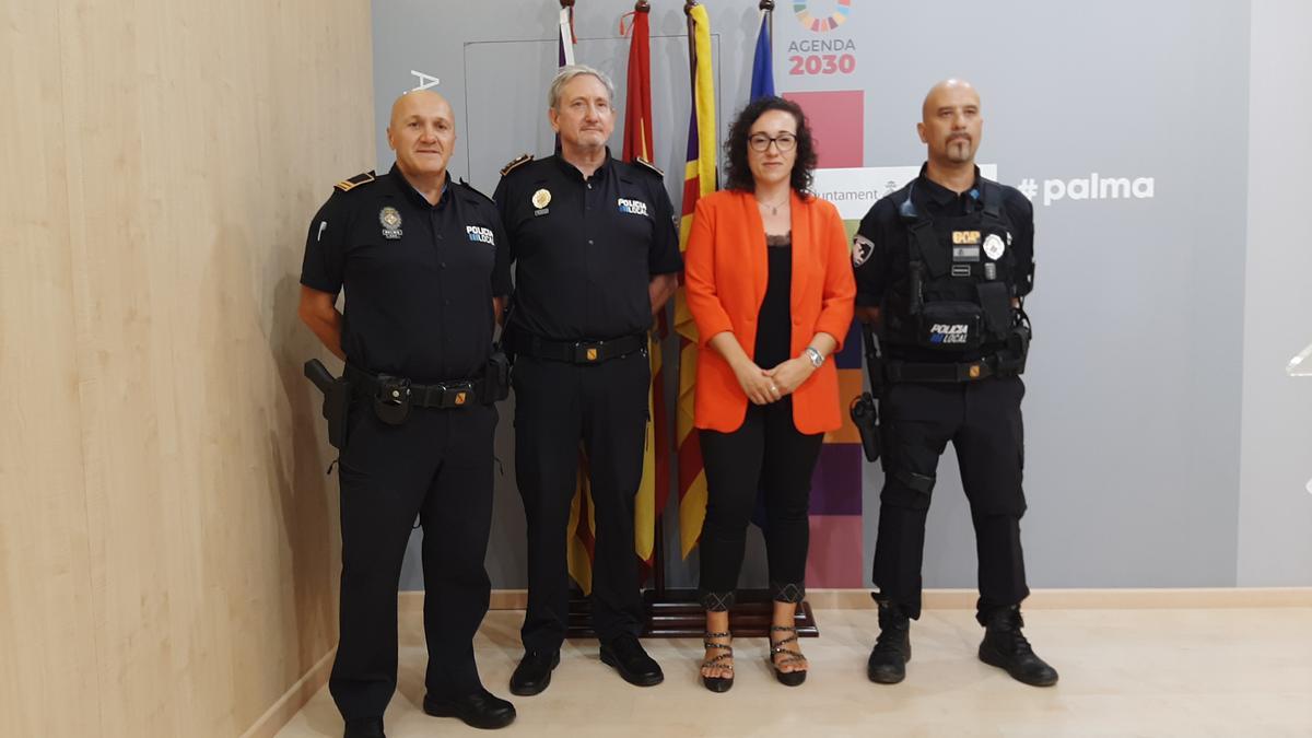 La teniente de alcalde de Seguridad Ciudadana, Joana Maria Adrover, con el jefe de la policía José Luís Carque y otros mandos.