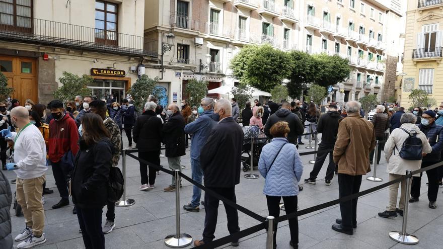 Colas para vacunarse en la plaza de Manises