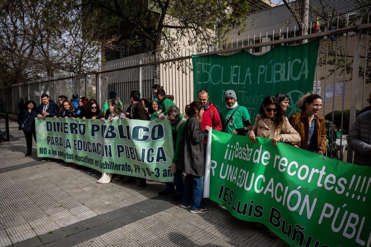 Concentración en defensa de la escuela pública en el IES Luis Buñuel de Zaragoza. Concentración en defensa de la escuela pública en el IES Luis Buñuel de Zaragoza.