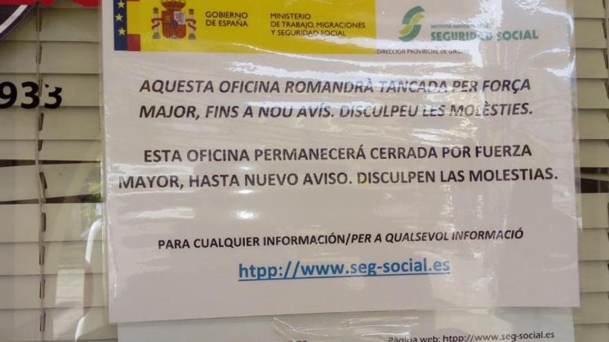 El cartell que anuncia que les dependències de Sant Feliu de Guíxols estan tancades temporalment