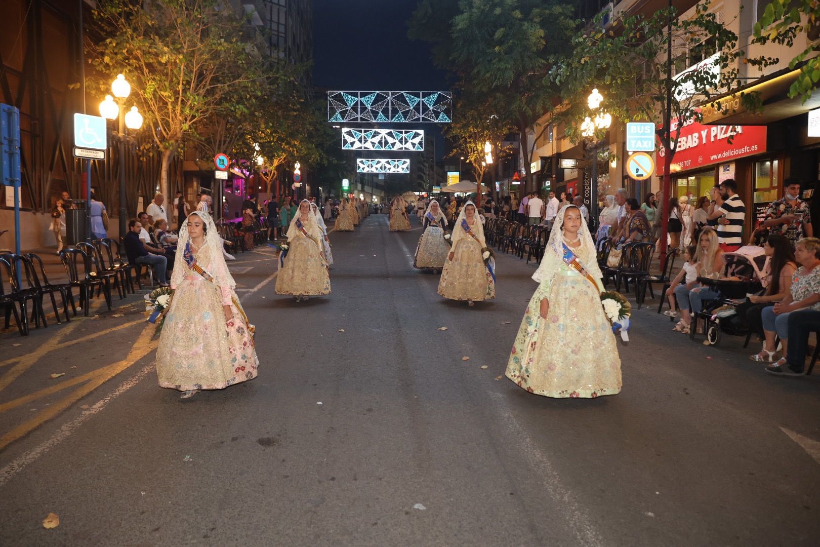 Carmen, Nerea y las dos cortes rematan la Ofrenda de Alicante