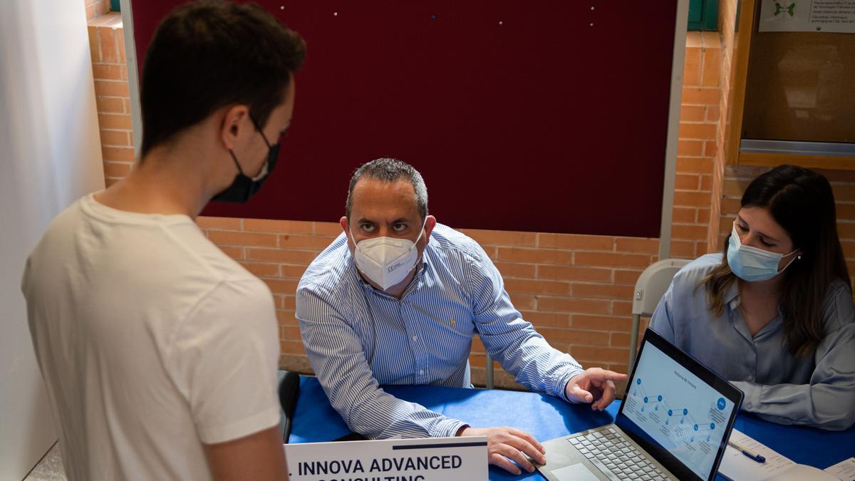 Feria de Empresas 2021 en el vestíbulo de la Escuela Superior de Tecnología y Ciencias Experimentales.