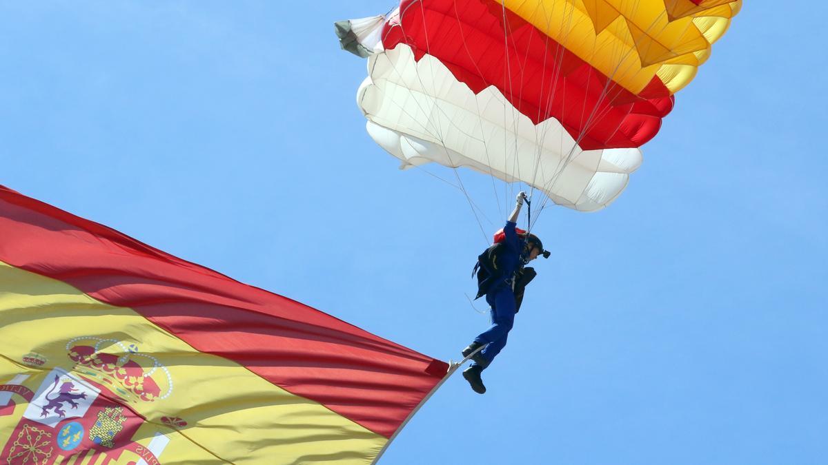 Salto de la cabo ilicitana Carmen Gómez durante la celebración del Día de las Fuerzas Armadas en Granada.