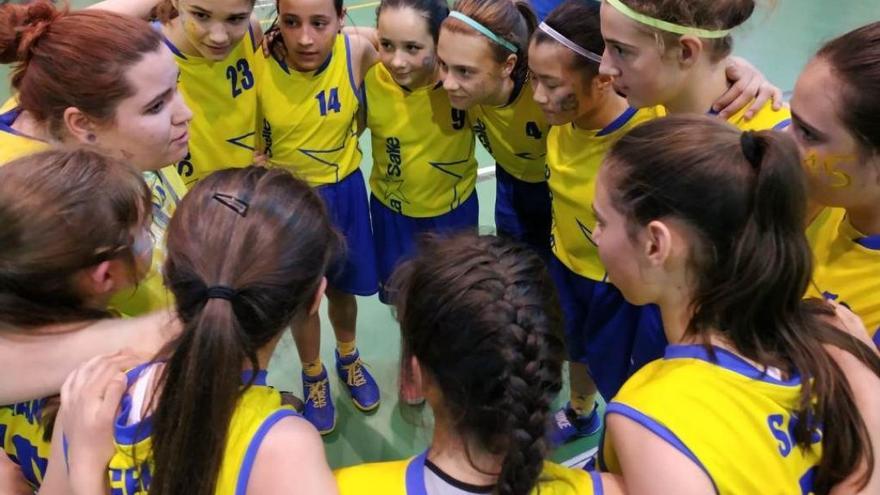 Jugadoras de uno de los equipos de baloncesto femenino del Colegio La Salle Montemolín de Zaragoza.