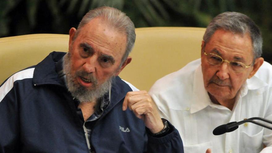 Fidel Castro, junto a su hermano Raúl.