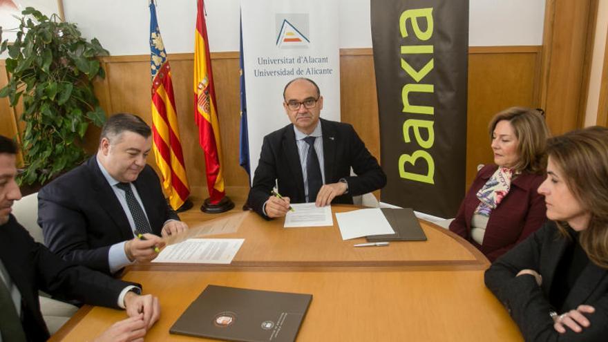 Imagen del momento de la firma del acuerdo de colaboración con Bankia, en la sede del Rectorado de la UA .