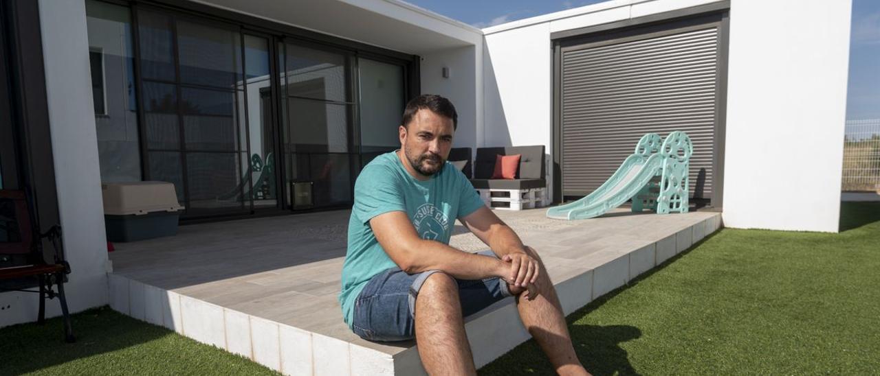 Damián Núñez, vecino de Botarell (Baix Camp), en su casa dónde tenía que instalar placas solares.