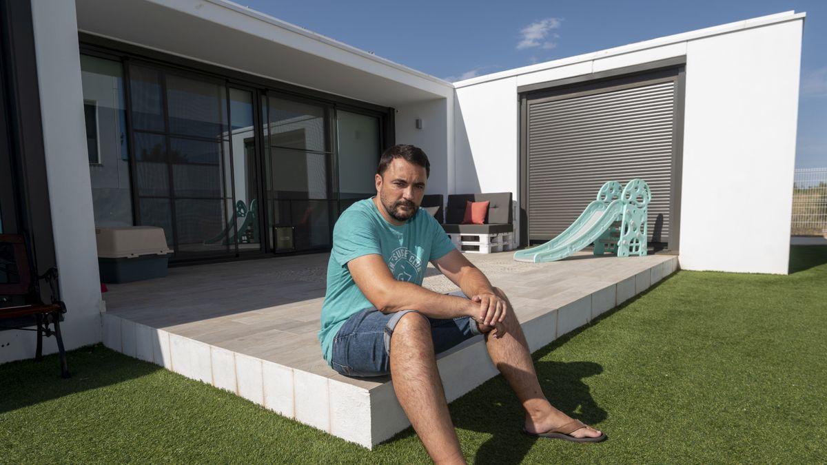 Damián Núñez, vecino de Botarell (Baix Camp), en su casa dónde tenía que instalar placas solares.