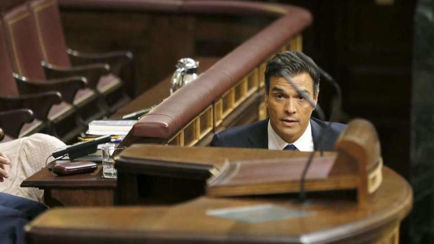 Sánchez sube ayer a la tribuna del Congreso para intervenir. // Efe