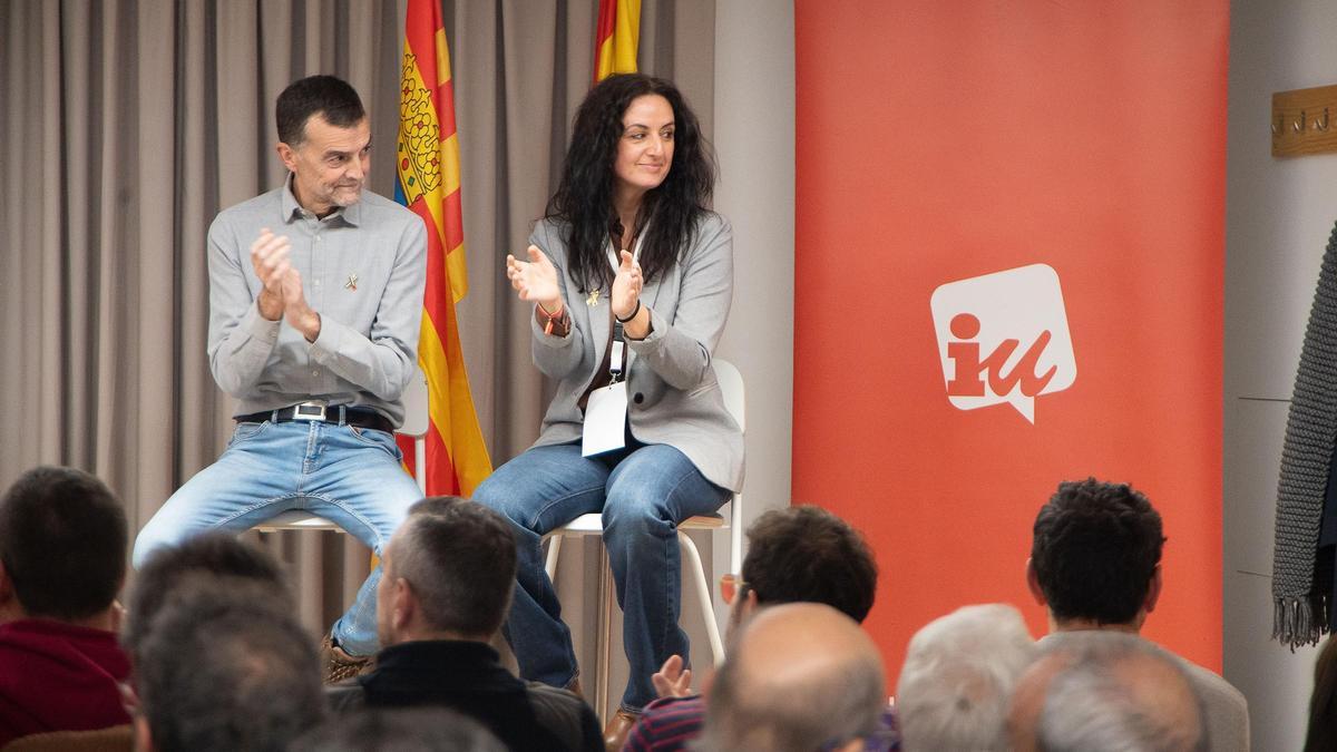 El coordinador federal de Izquierda Unida, Antonio Maíllo, junto a la nueva líder de IU Aragón, Marta Abengochea, en la XIV Asamblea de IU Aragón, este sábado.