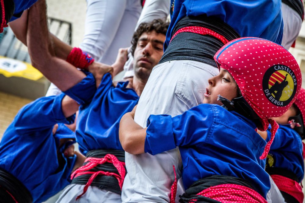 Els castellers de Berga descarreguen la primera construcció de vuit pisos