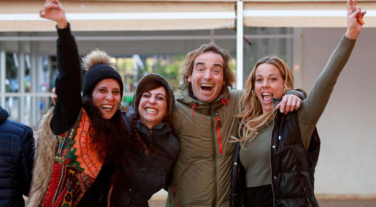 Un grupo de amigos disfrutando en la tarde del viernes. |