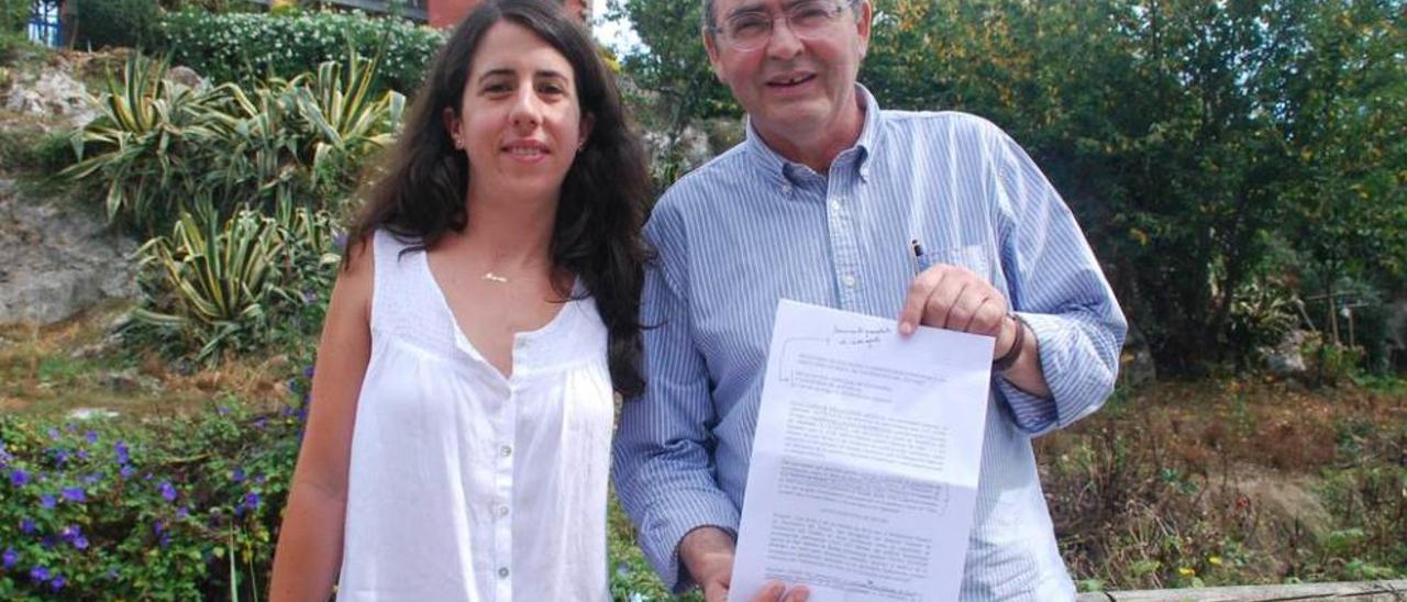 María de la Vega y Juan Carlos Villaverde, ayer, con el escrito que presentaron ante Hacienda.