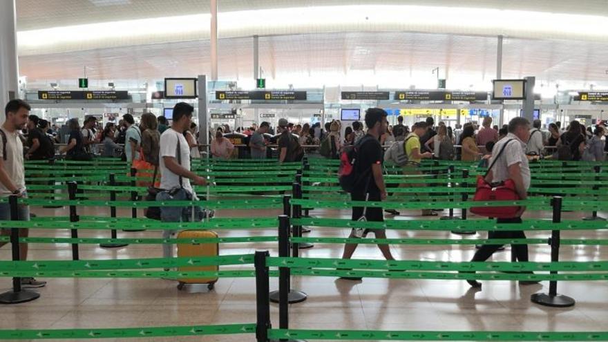 Normalitat a primera hora a l&#039;Aeroport del Prat