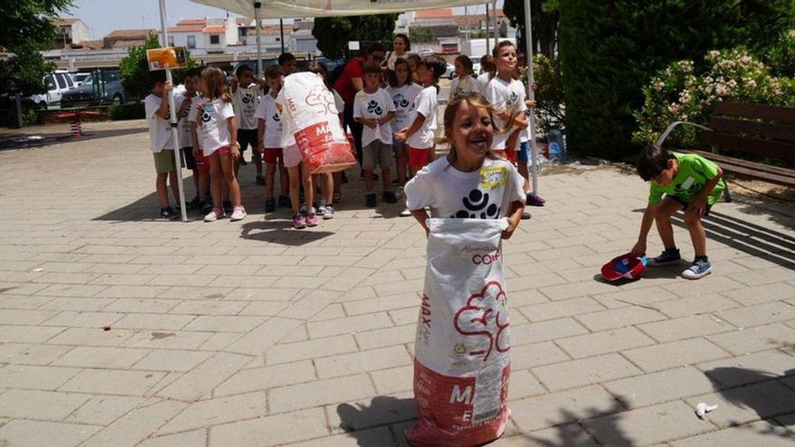 Los escolares, jugando ayer en Villanueva de Córdoba.