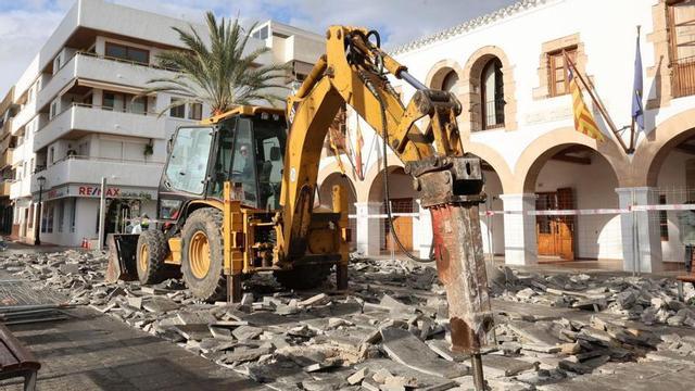Imagen del inicio de las obras en la plaza de España de Santa Eulària el pasado mes de enero. | J.A.R.