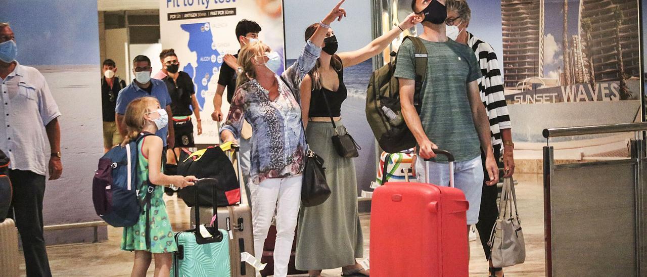 Un grupo de turistas británicos ayer, tras aterrizar en uno de los vuelos que llegaron al aeropuerto desde el Reino Unido.