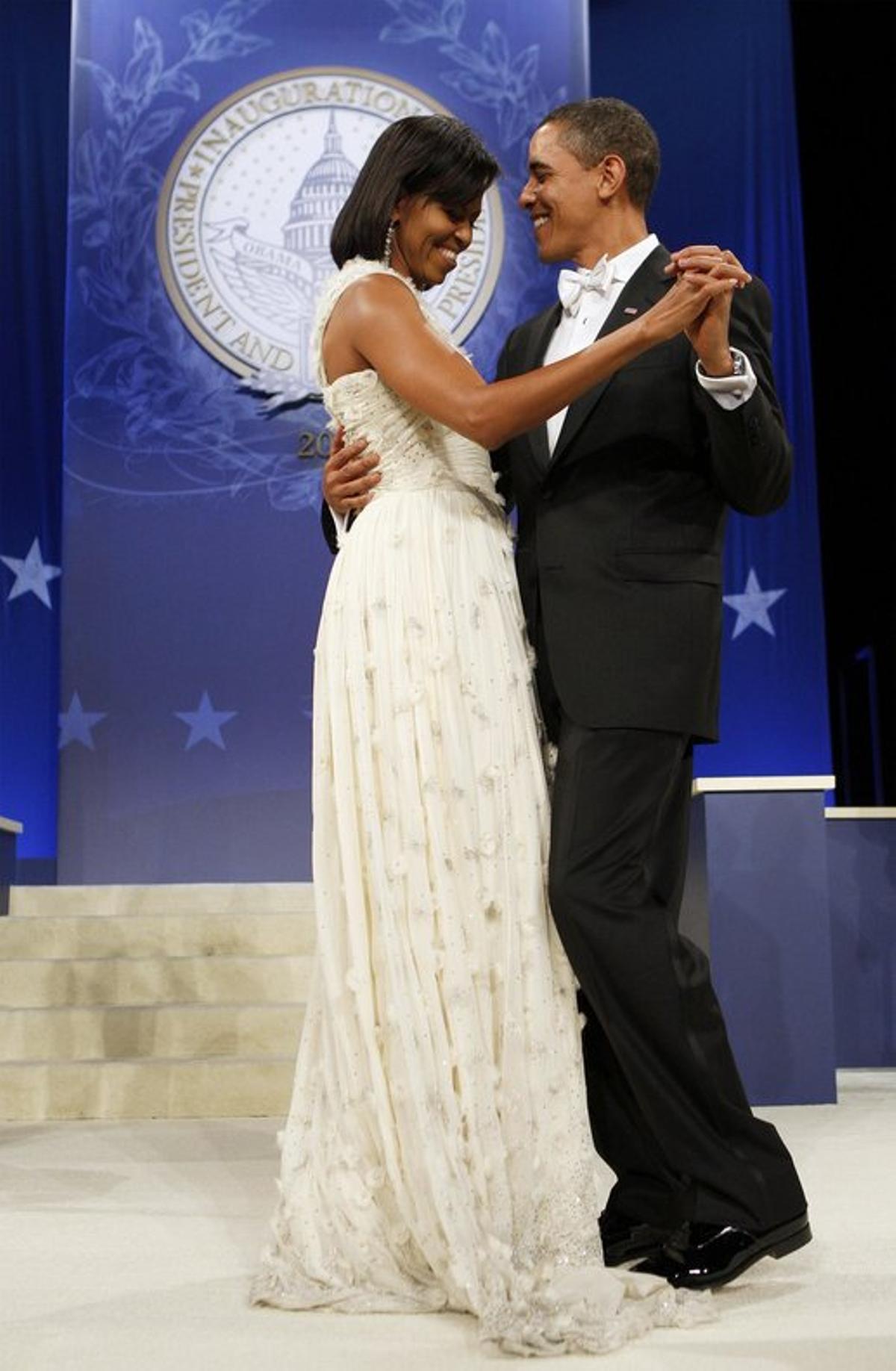 Michelle Obama, en el baile inaugural del 2009 con un vestido asimétrico de chifón y organza color blanco con incrustaciones de cristales Swarovski de Jason Wu.