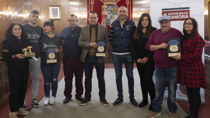 Foto de familia de todos los premiados.