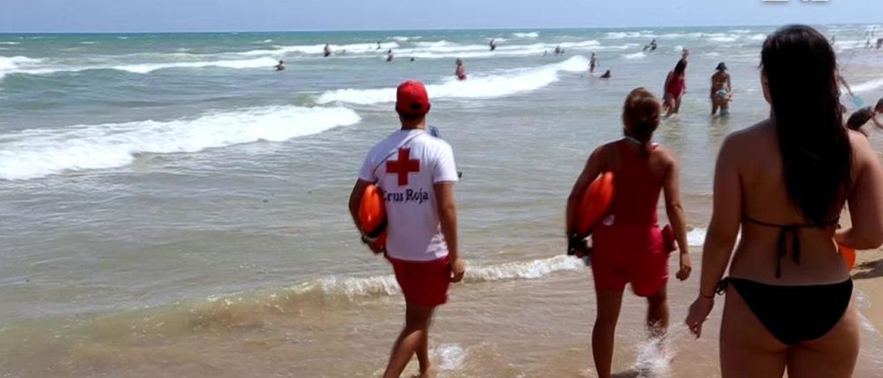 Los socorristas rescatan en Guardamar a 28 personas en un día