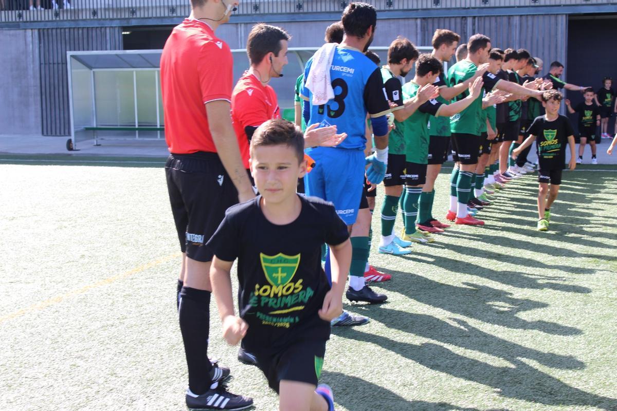 EN IMÁGENES: El pasillo del Hispano a los pequeños del prebenjamín A tras ganar la liga y conseguir el ascenso a Primera