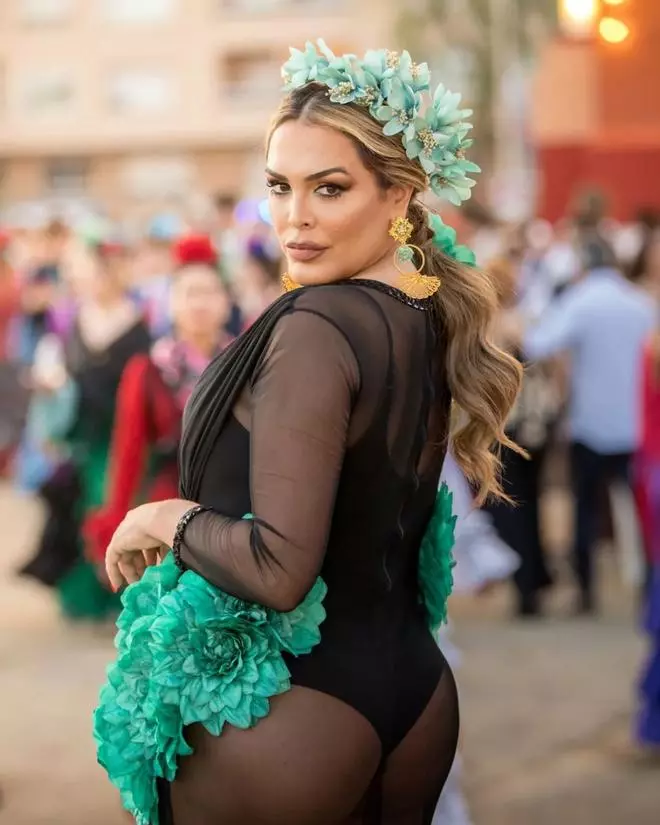 Amor Romeira se declara culpable de ser atrevida con sus vestidos de giatana en la Feria de Abril de Sevilla