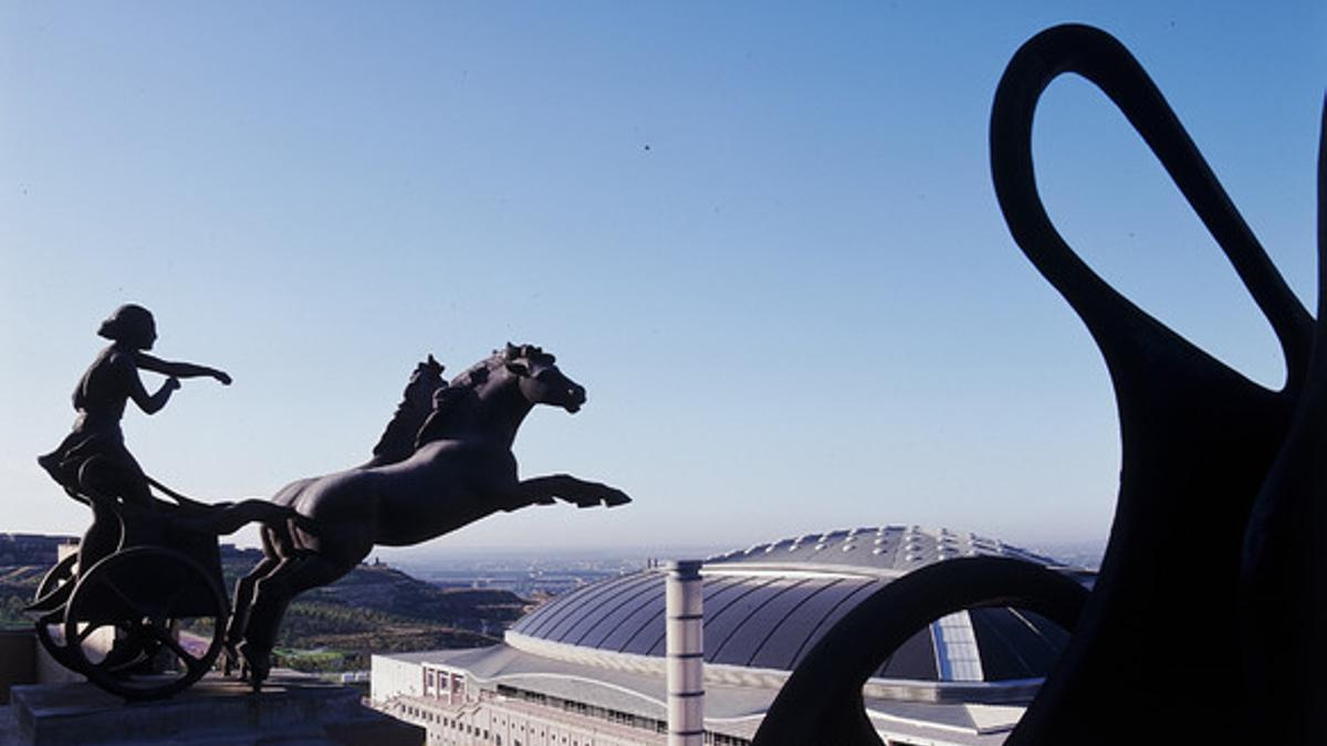 Los aurigas coronan la fachada del Estadi Olímpic de Montjuïc Lluís Companys desde 1992.