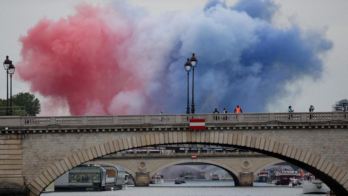 Nubes de humo con los tres colores de la bandera de Francia durante la ceremonia de apertura