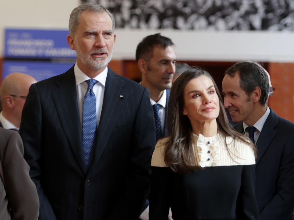 El rey Felipe VI y la reina Letizia visitan, este viernes, la exposición “In Memoriam Tomás y Valiente. 1996-2026” en la Universidad Autónoma de Madrid.