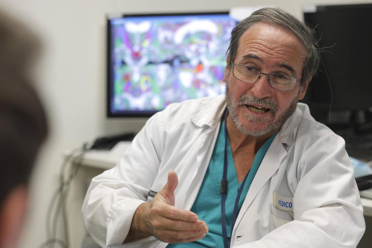 El Dr. Antonio Gutiérrez explica el procedimiento de implantación del dispositivo DEP contra el párkinson.