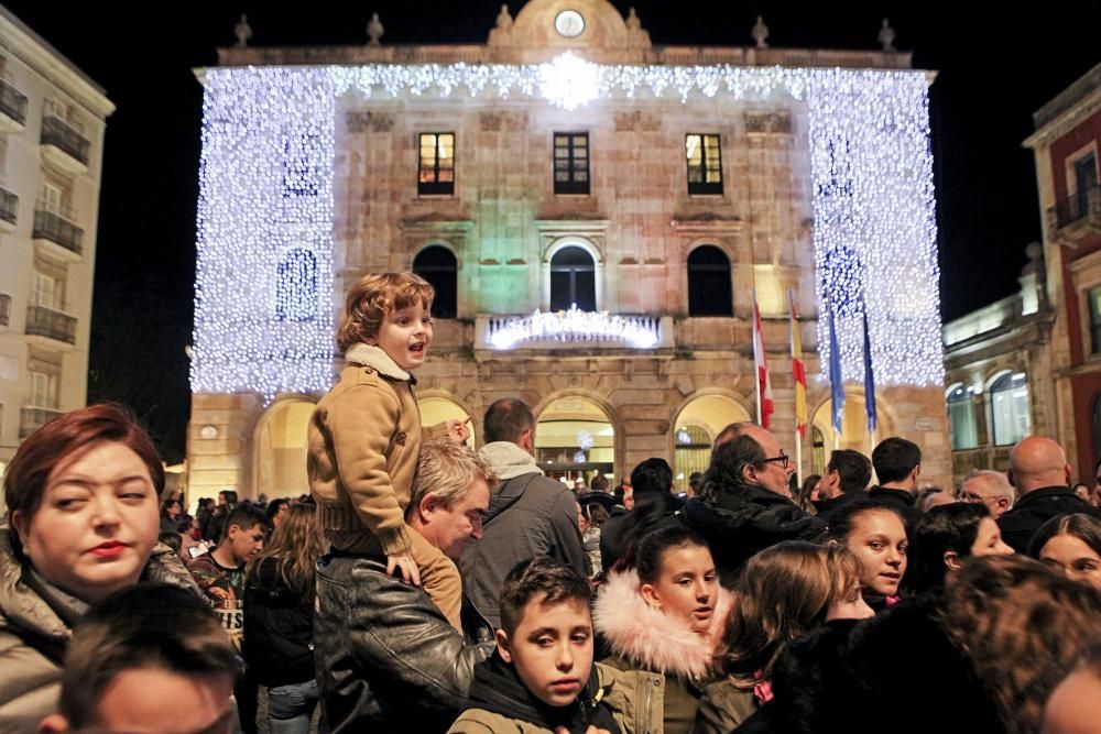 Encendido de luces navideñas en Gijón.