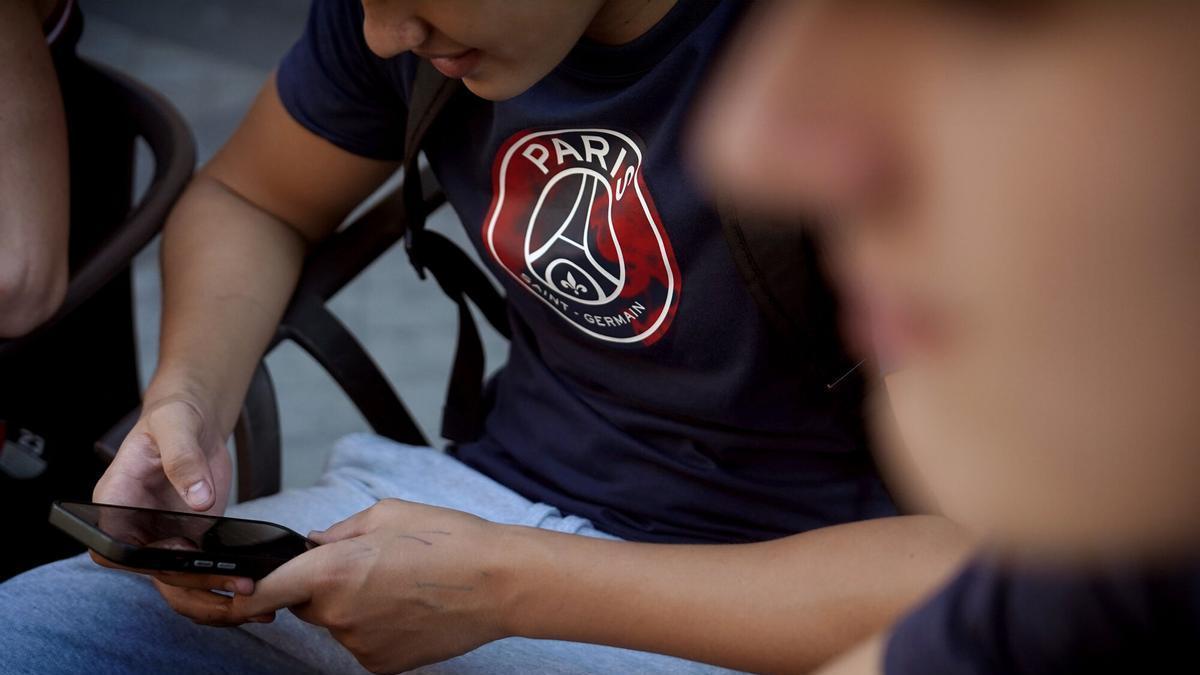 El control, la fidelidad y los roles tradicionales arraigan entre los más jóvenes.