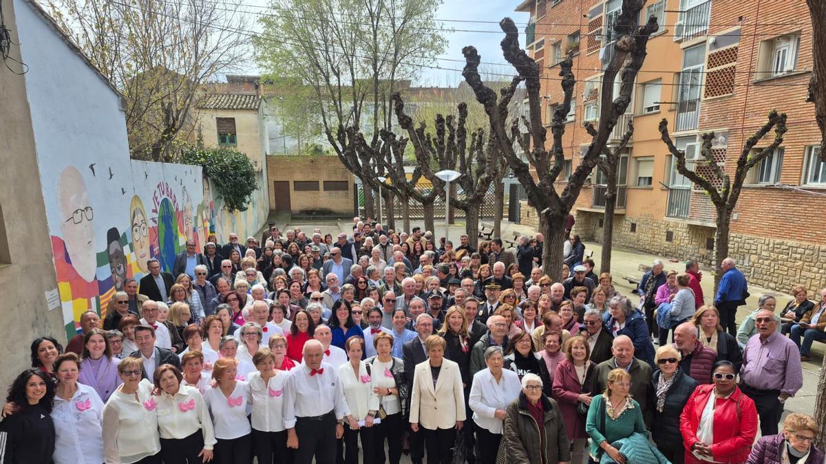 Foto de familia de los usuarios y representantes institucionales en el Hogar de Huesca, este viernes.
