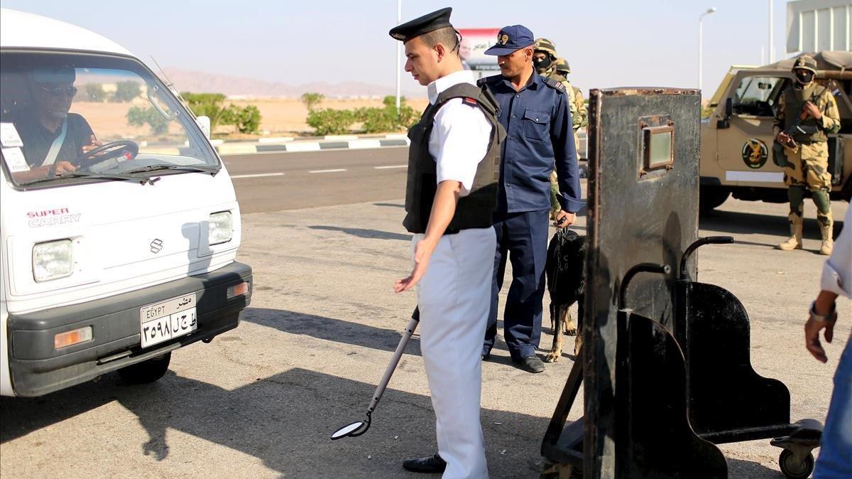 zentauroepp31748184 police inspects cars going into the airport of the red sea r190311133128 zentauroepp31748184 police inspects cars going into the airport of the red sea r190311133128