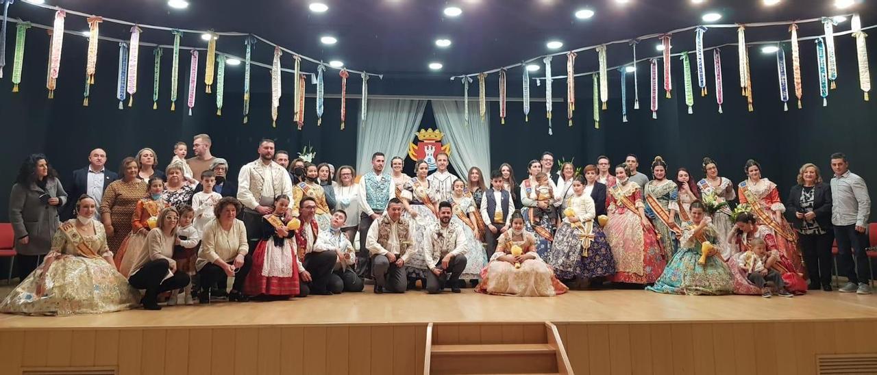 Foto de familia del 30º aniversario de la falla El Compromís, de Almenara.