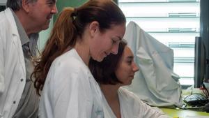 Damià Heine con dos compañeras en la Unidad de Diagnóstico Molecular de Son Espases.