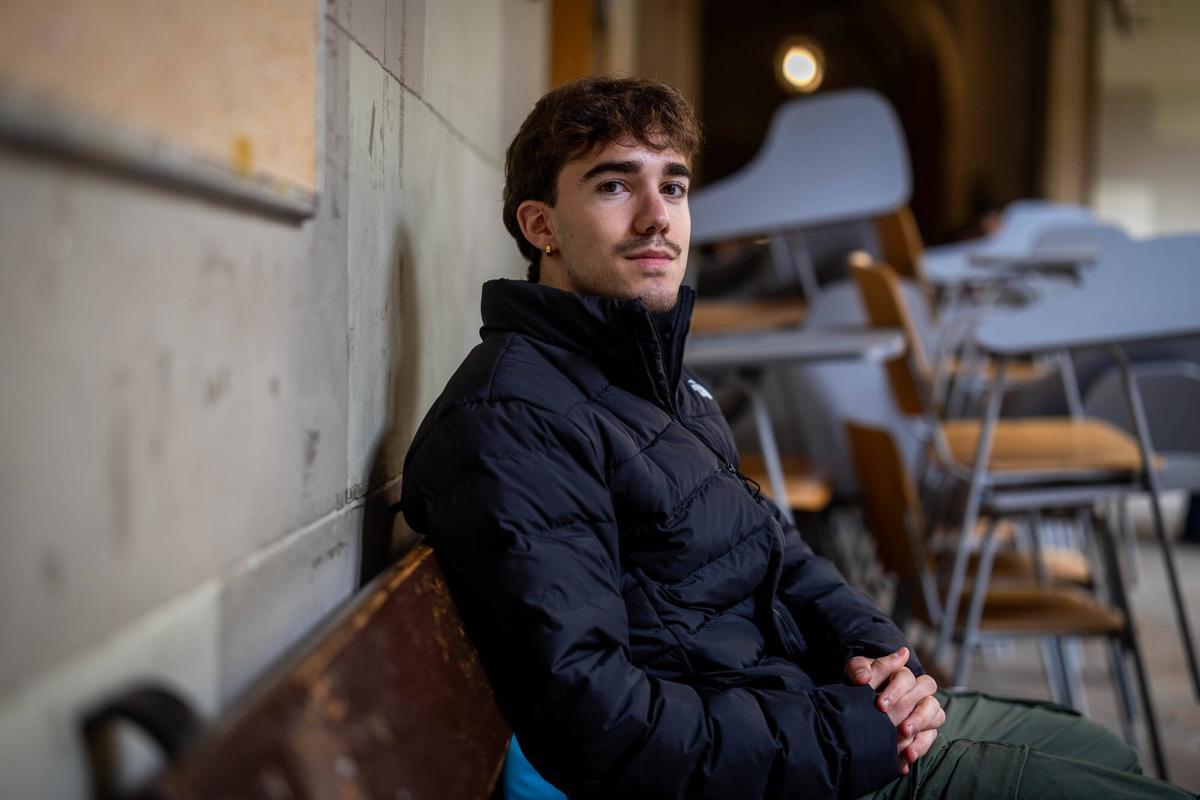 Barcelona 12/03/2026 Sociedad. Jóvenes y estudiantes de la Universidad de Barcelona hablan de si tienen carnet de conducir,se se lo quieren sacar y los motivos. - Santiago,19 años. AUTOR: JORDI OTIX
