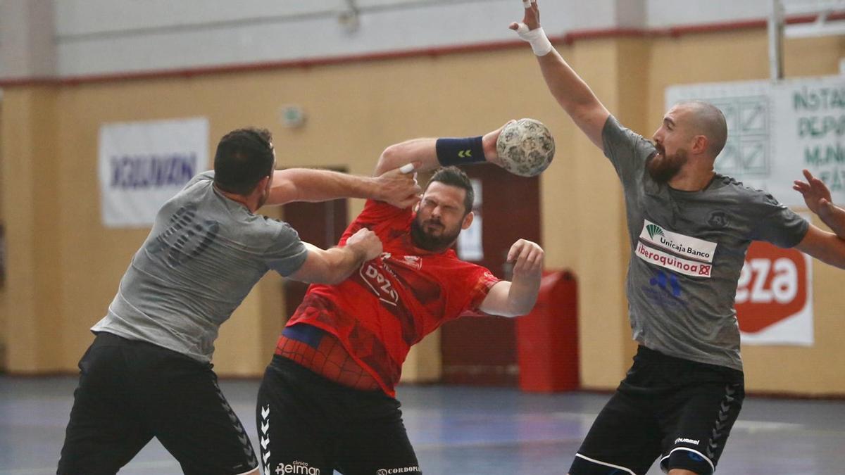 Lance del partido entre el Cajasur CBM y el Iberoquinoa Antequera en Fátima.