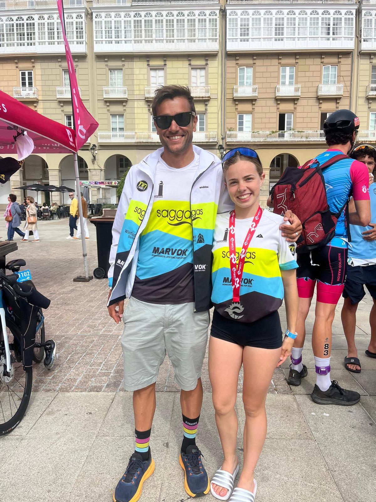 Livia acompañada por su entrenador tras el campeonato.