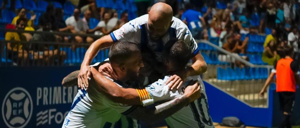 Els jugadors de l&#039;Atlètic Balears celebren el gol de Pastrana