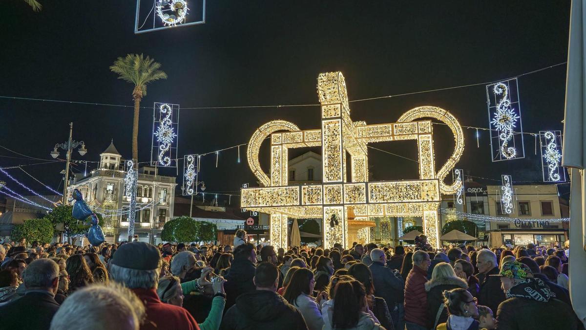 Iluminación navideña en la Plaza de España de Mérida.